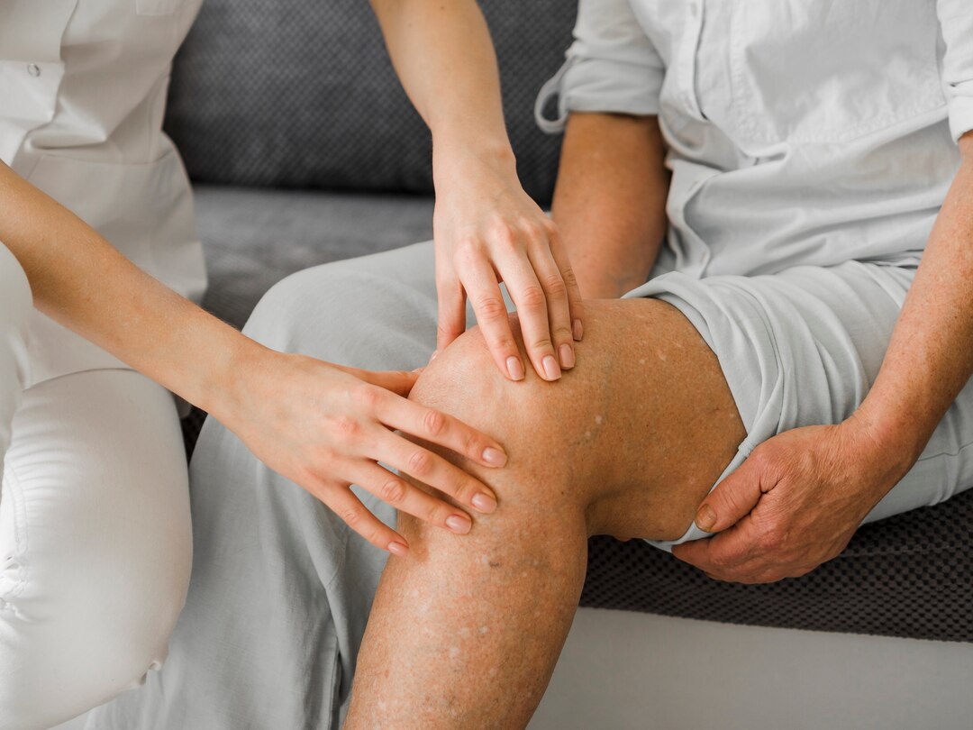 Medico specialista che spiega le opzioni di trattamento per le vene varicose